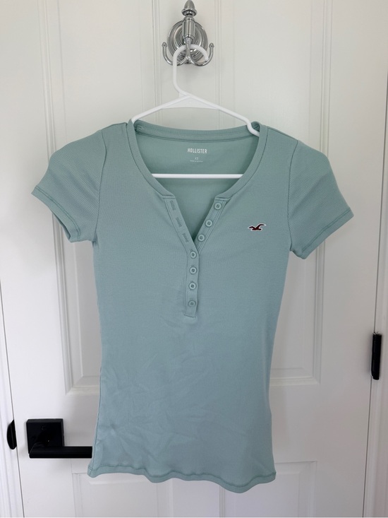 Hollister Tops - XS Hollister Short Sleeve Henley Top in Light Sage Blue-Green